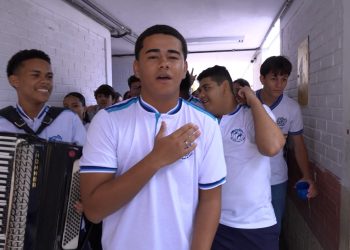 Estudantes de Petrolina viralizam tocando forró e ganham elogio de vocalista do Natiruts