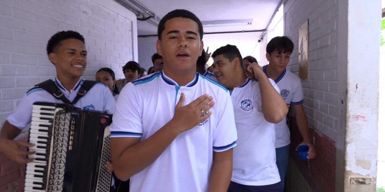 Estudantes de Petrolina viralizam tocando forró e ganham elogio de vocalista do Natiruts